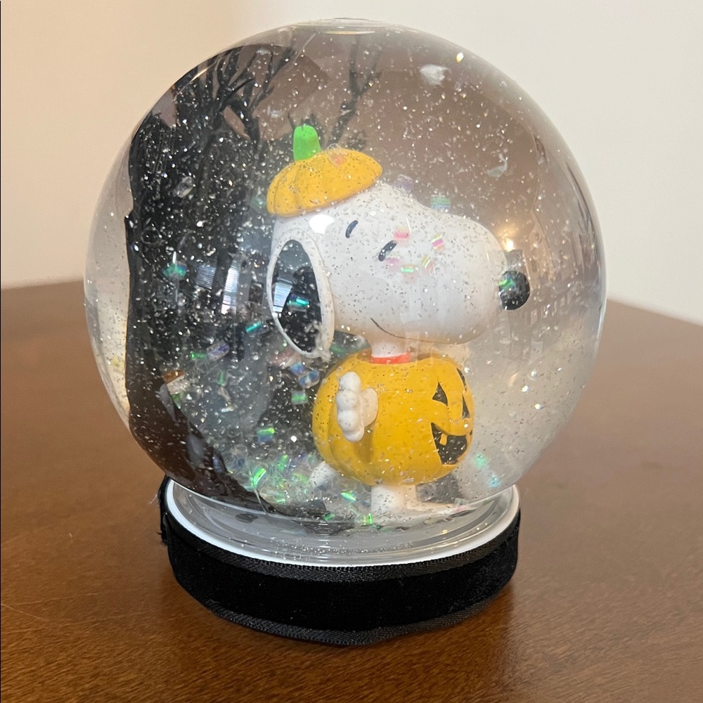 SNOOPY Pumpkin Snow Globe - Picture 5 of 13